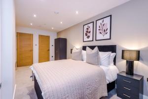 Sleek City Stay 2 Bed Apt Free Parking and Terrace