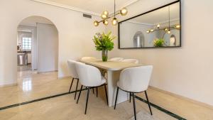 VACATION MARBELLA I Puente Romano Apartment, Brand-New, Exclusive Location in Marbella Golden Mile, Close to Fine Dining, The Beach and The Marina