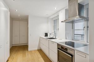 Bright Central Apartment with Balcony