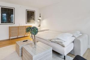 Bright Central Apartment with Balcony