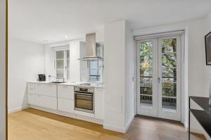 Bright Central Apartment with Balcony