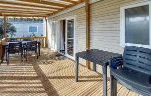 Nice Stacaravan In Saint-Julien-En-Born