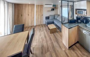 Nice Stacaravan In Saint-Julien-En-Born