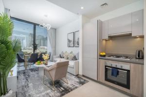 Vogue Vacation Homes, Al Maktoum City Sobha Hartland Waves Near to Downtown, Burj Khalifa and Dubai Mall, One Bedroom Apartment plus Kids room with Balcony and City View, Access toAmenities