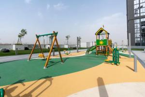 Vogue Vacation Homes, Al Maktoum City Sobha Hartland Waves Near to Downtown, Burj Khalifa and Dubai Mall, One Bedroom Apartment plus Kids room with Balcony and City View, Access toAmenities