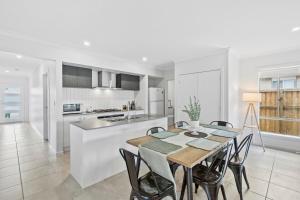 Fresh and Stylish 4BR Getaway Near Local Parklands