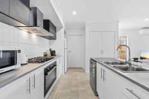 Fresh and Stylish 4BR Getaway Near Local Parklands