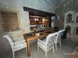 Master Suite with Kingsize Bed and Ensuite