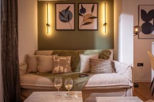 Vik18 - 2BR Flat with Balcony, Near Metro