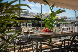 Vik18 - 2BR Flat with Balcony, Near Metro