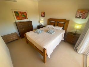 3 bed 2 bath Spacious Modern Aparment - Communal Pool and Gardens