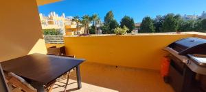 3 bed 2 bath Spacious Modern Aparment - Communal Pool and Gardens