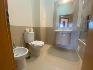 3 bed 2 bath Spacious Modern Aparment - Communal Pool and Gardens