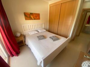 3 bed 2 bath Spacious Modern Aparment - Communal Pool and Gardens