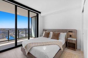 Chic 2BR Apartment Gym & Balcony Views