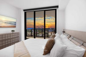 Chic 2BR Apartment Gym & Balcony Views