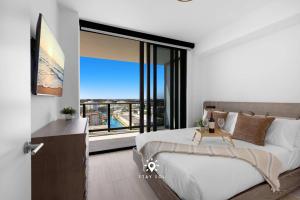 Chic 2BR Apartment Gym & Balcony Views