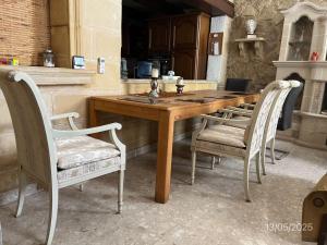 Cozy Room with Queensize bed in Historic House