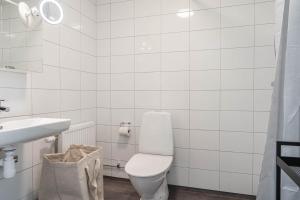 Guestly Homes - Modern Studio Apt