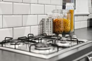 Modern & Spacious, 4BR 4Bath, Parking, Sleeps 8