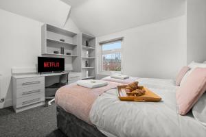 Modern & Spacious, 4BR 4Bath, Parking, Sleeps 8