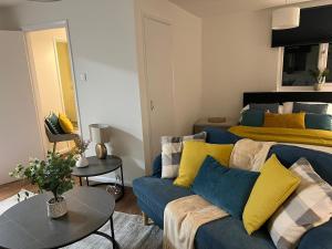 New homely studio free parking near Kingston