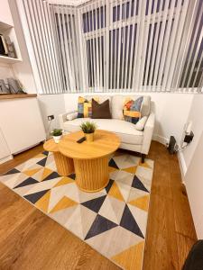 Spacious self-contained private room and its own dedicated private bathroom with kitchenette near QEH R1