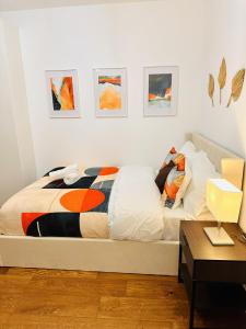 Spacious self-contained private room and its own dedicated private bathroom with kitchenette near QEH R1