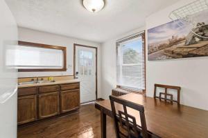 Cozy 1BR King - Near City Airport