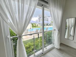 Melody 2BDR Condo with Pool View in Coral Bay #2