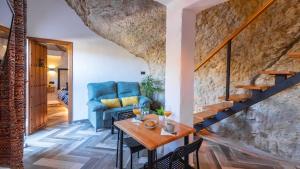 Bajo la Alcazaba Setenil de las Bodegas by Ruralidays