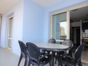 Stylish stay 50mt from the sea with pool access