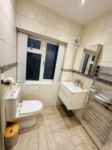 Newly renovated Elegant private room with its own kitchenette near QE hospital R4