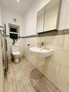 Newly renovated Elegant private room with its own kitchenette near QE hospital R4
