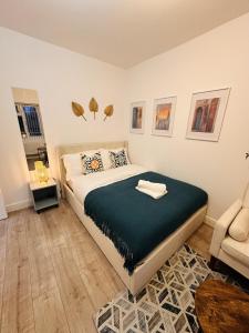 Newly renovated Elegant private room with its own kitchenette near QE hospital R4