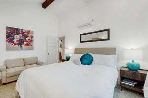 Home with Farmstyle Loft and Views, Mins to Dtwn