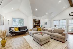 Home with Farmstyle Loft and Views, Mins to Dtwn