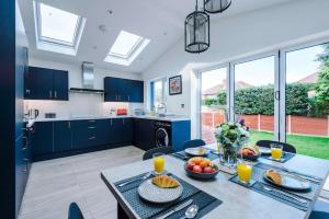 3 Bedroom Free Parking Hale Home