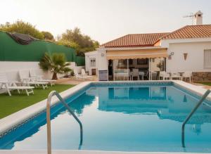 Chalet de Lujo con Piscina Privada cerca de Sevilla