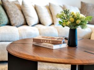 Royal Vista - Upscale 1BR with Workstation at 29 Boulevard Tower