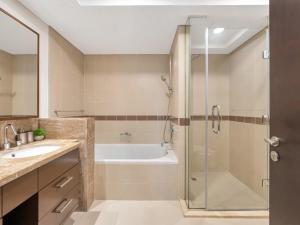 Royal Vista - Upscale 1BR with Workstation at 29 Boulevard Tower