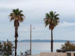 Le Lavandou: studio cabine 4p, proche plage, clim, parking - FR-1-803-81