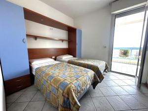 Flat with terrace in residence 50m from the sea