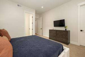 Cozy Grand Lake Hideaway Walk to Lake and Restaurants