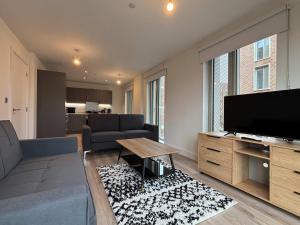 BrandNew 2Bedroom Apartment with Parking, Sleeps 5