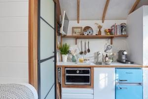 The Cabana Luxury Award Winning Tiny Home with Hot Tub and Private Garden 2 mins Walk to Ryde Beach