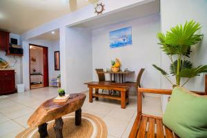 Bonsai Rentals - West Bay Private Rooms