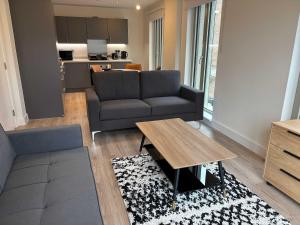 Elegant 2-Bed Apt in City, Sleeps 5 with Parking