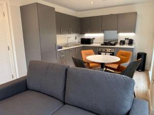 Elegant 2-Bed Apt in City, Sleeps 5 with Parking