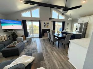 Salty Vibes 6Min Walk to Beach Pool & Dog Loving